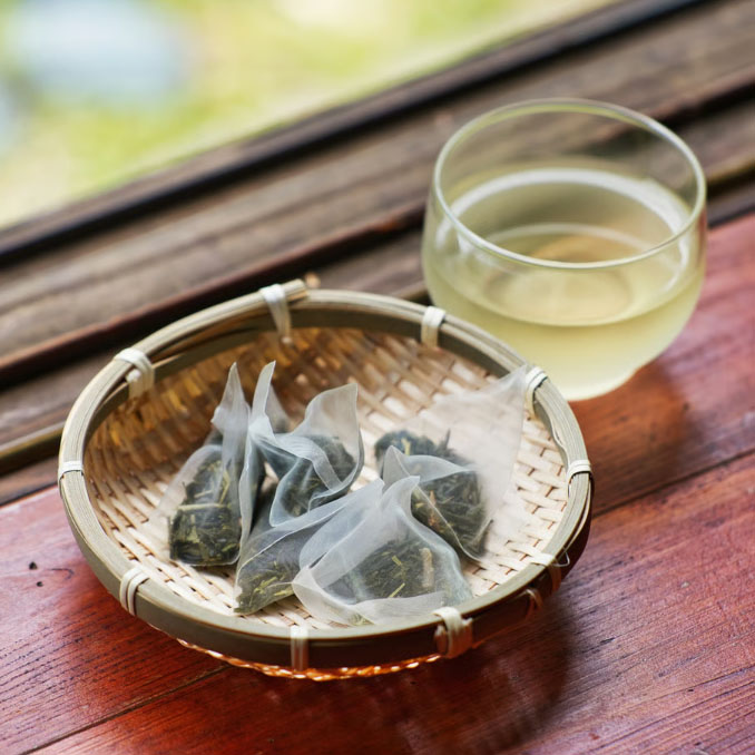 ツバメと茶畑　水だし2.jpg